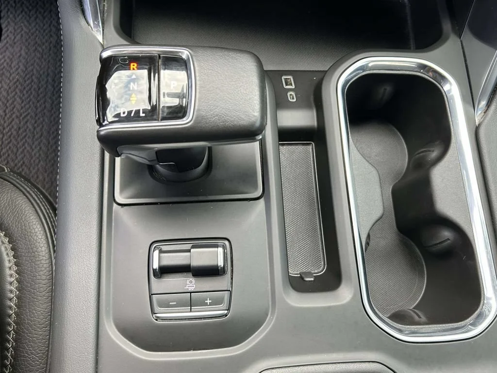 Used 2022 White Frost Tricoat GMC Denali image 25