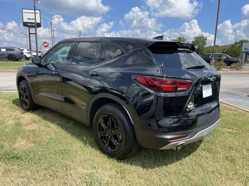 Used 2025 Black Chevrolet 2LT image 6
