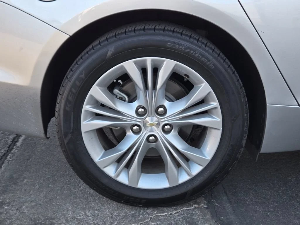 Used 2014 Silver Ice Metallic Chevrolet LT image 3
