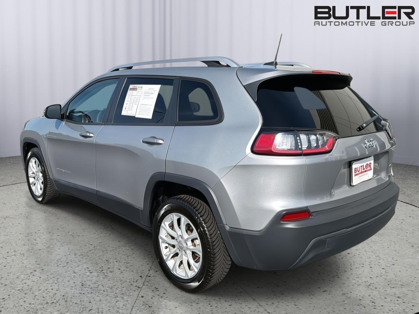 Used 2020 Billet Silver Metallic Clearcoat Jeep Latitude image 4