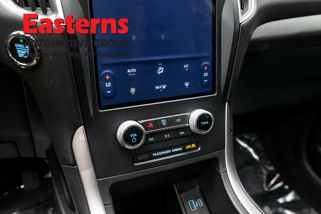 Used 2023 Black Ford SE image 19