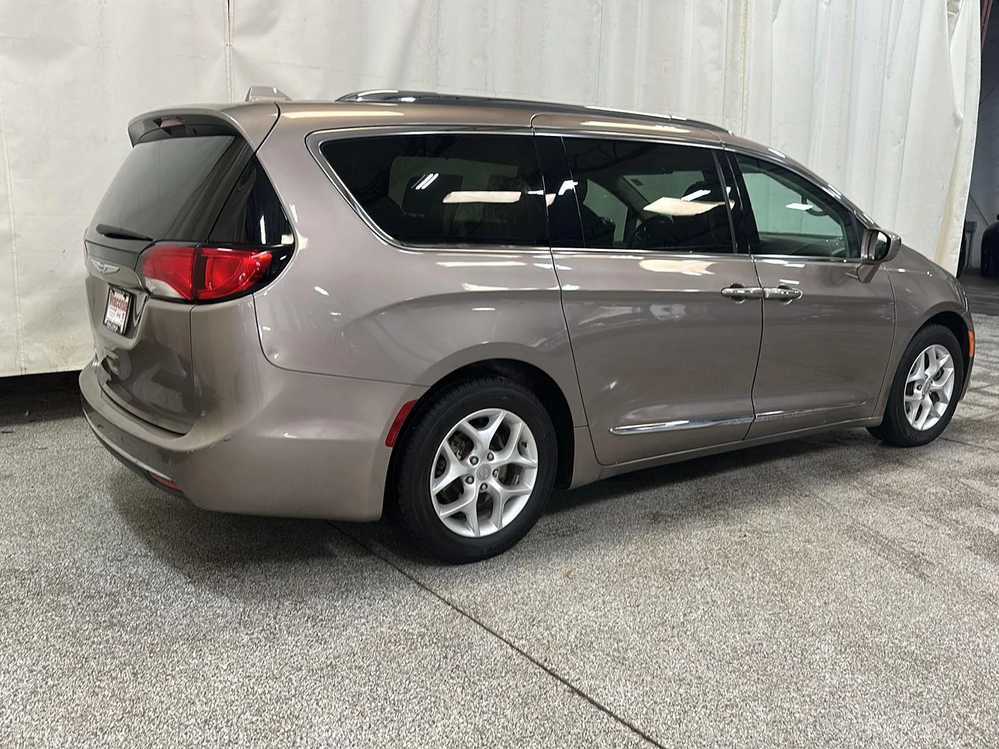 Used 2018 Molten Silver Chrysler Touring L Plus image 5