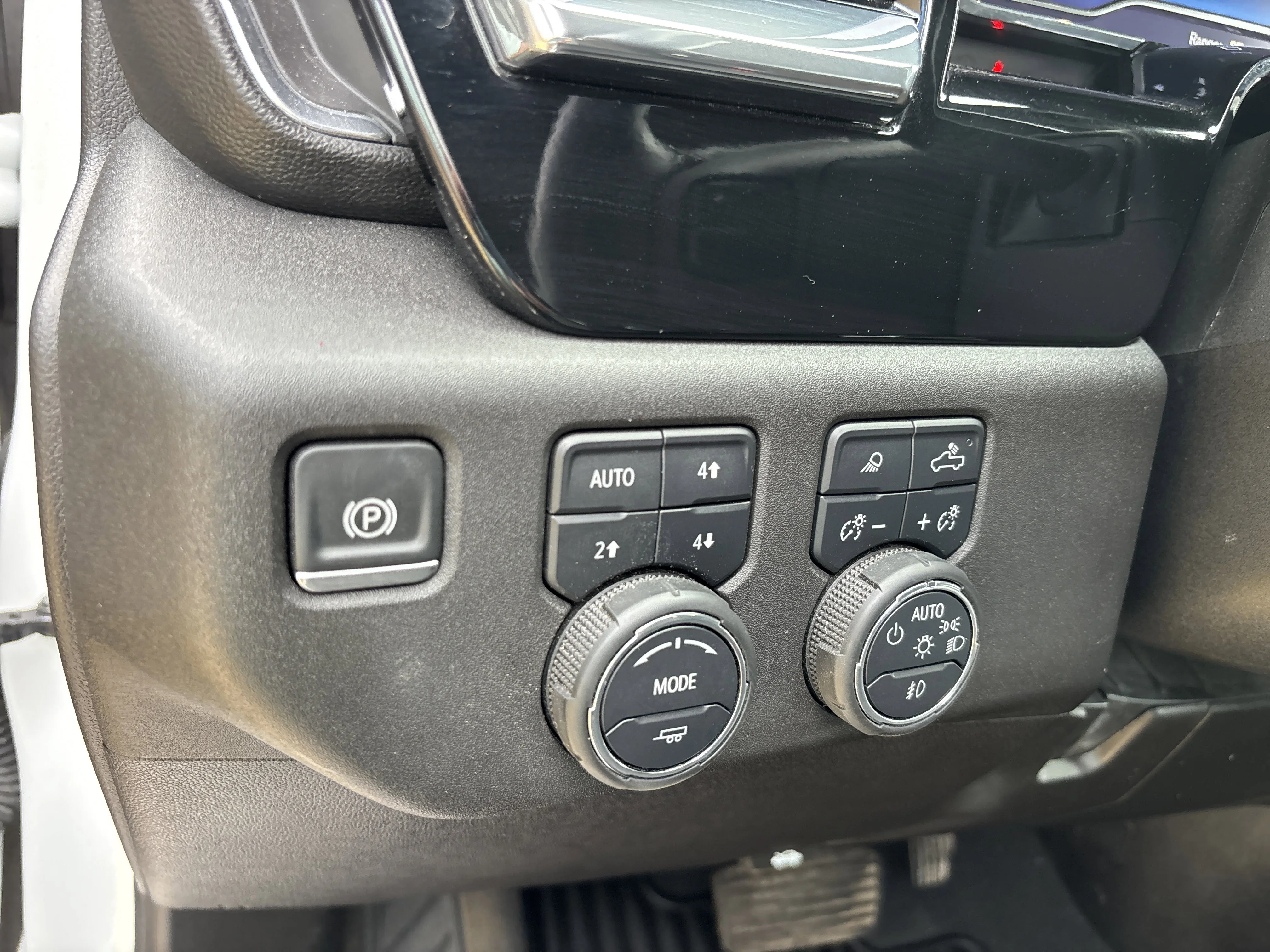 Used 2025 Summit White Chevrolet LT 4WD image 25