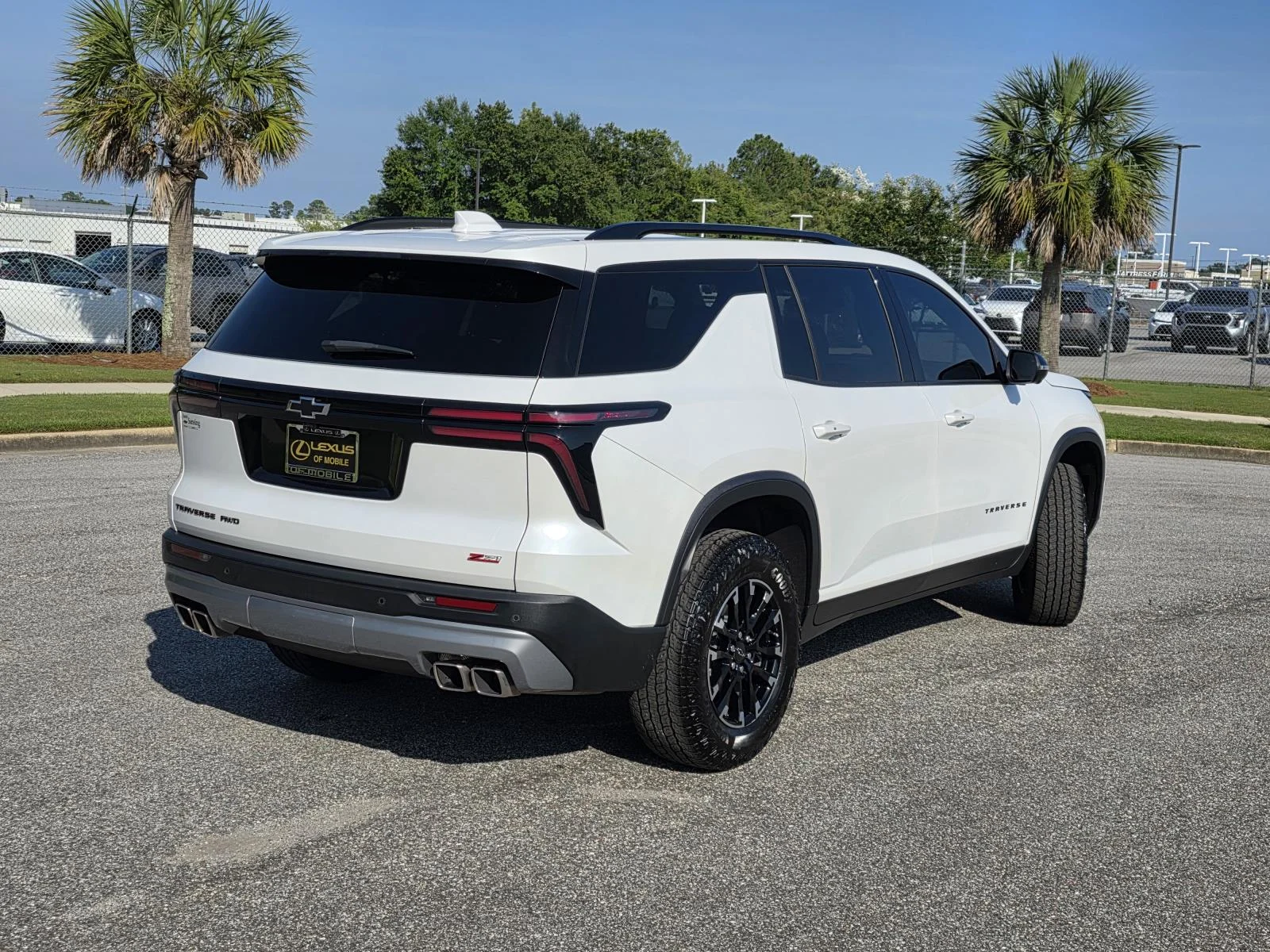 Used 2025 Pearl Chevrolet Z71 image 5