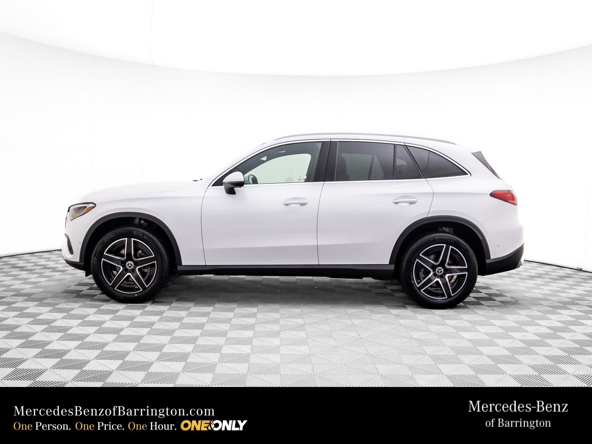 New 2026 MANUFAKTUR Moonlight White Metallic Mercedes-Benz GLC 300 image 2