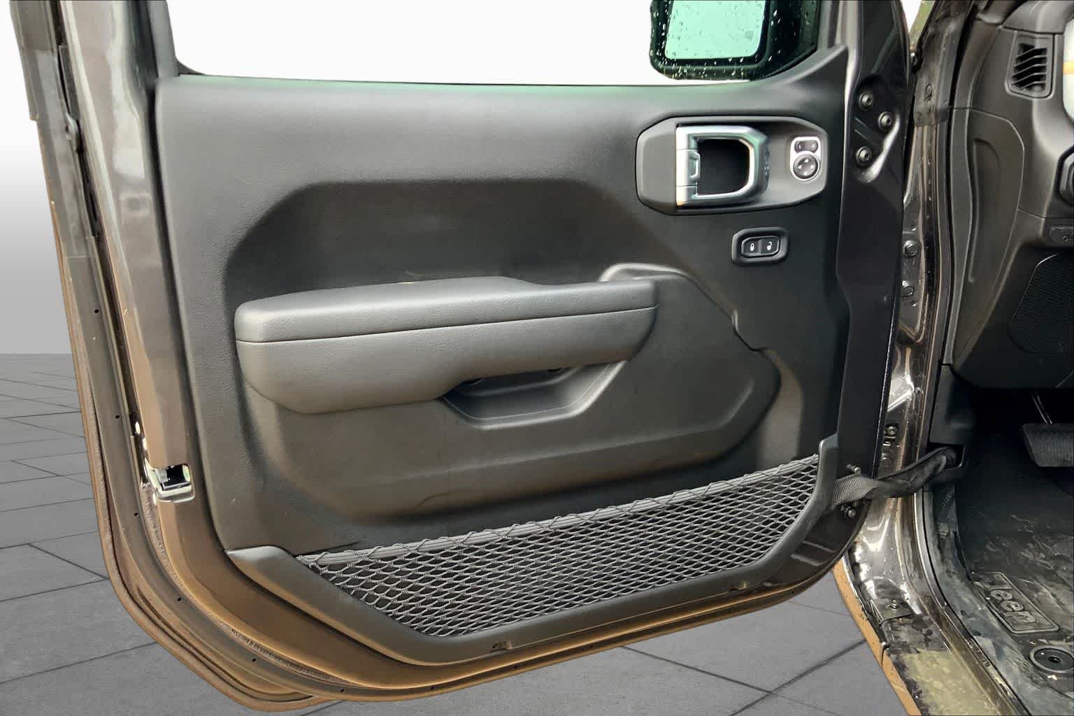 New 2026 Granite Crystal Metallic Clearcoat Jeep Sport S image 10
