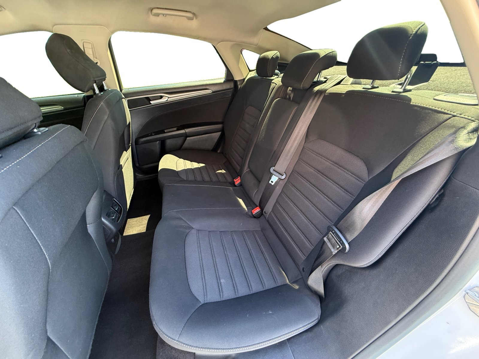 Used 2020 White Platinum Clearcoat Metallic Ford SE image 16