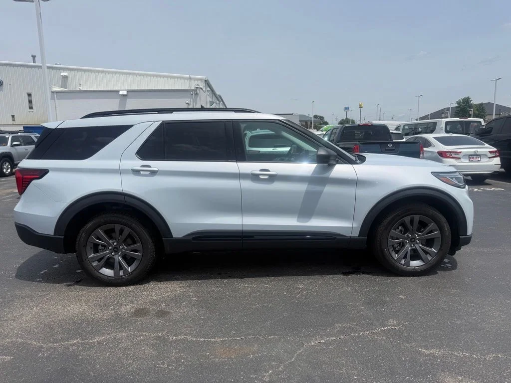 New 2026 Space White Metallic Ford Active image 2