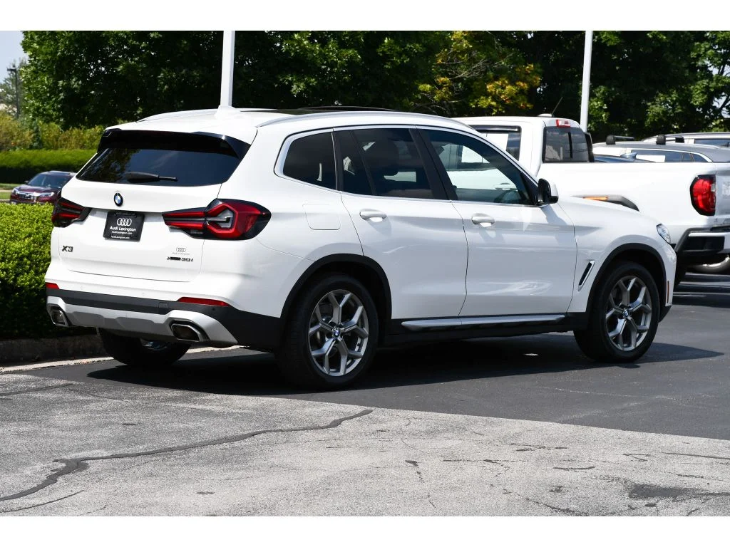 Used 2022 Alpine White BMW xDrive30i image 4