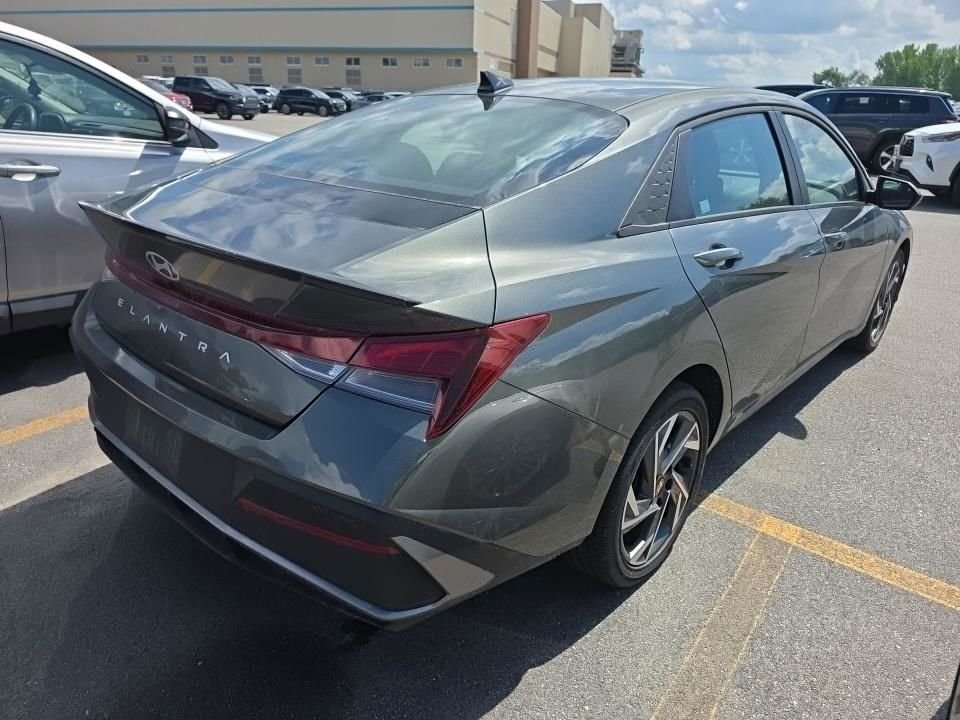 Used 2025 Gray Hyundai SEL Sport image 4
