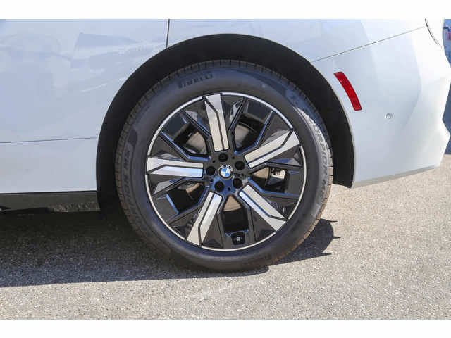 Used 2026 Alpine White BMW xDrive60 image 8