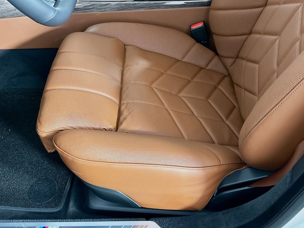 2025 BMW 7 Series 750e - Photo 21