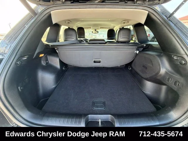 Used 2019 Gray Jeep Limited image 27