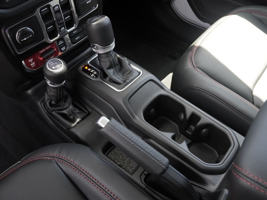 New 2026 Bright White Clear-Coat Exterior Paint Jeep Rubicon image 17