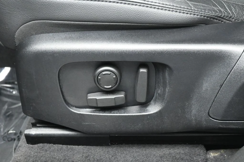 Used 2025 Gray Land Rover Dynamic SE image 12