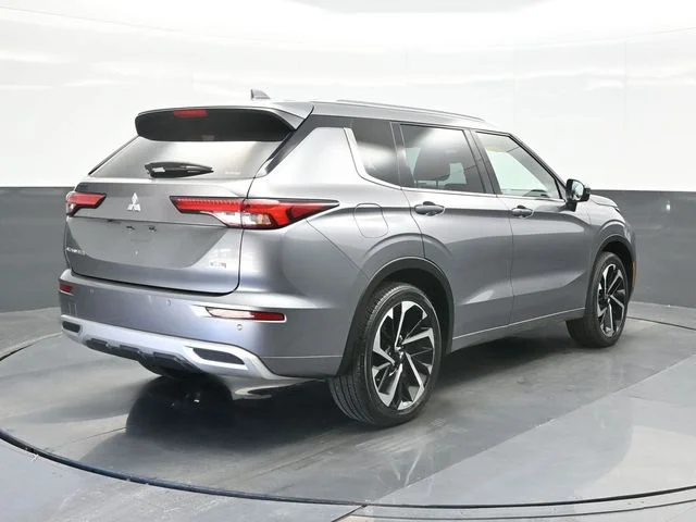 Used 2022  Mitsubishi SEL image 9