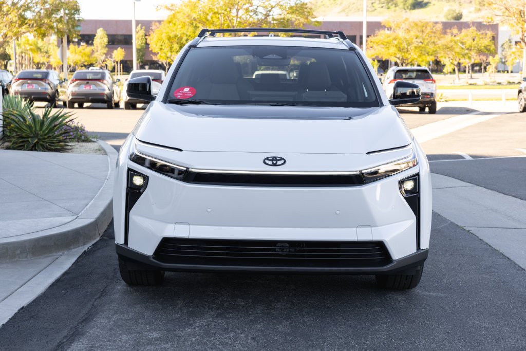 New 2027 Wind Chill Pearl <sup>1</sup> Toyota  XLE image 2