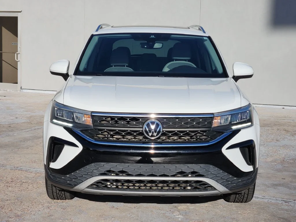 Used 2022 Pure White Volkswagen SE image 3