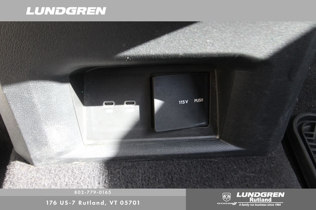 Used 2022 Black Volkswagen 3.6L V6 SE w/Technology image 47