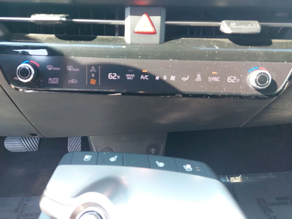 Used 2023 White Kia Wind image 25