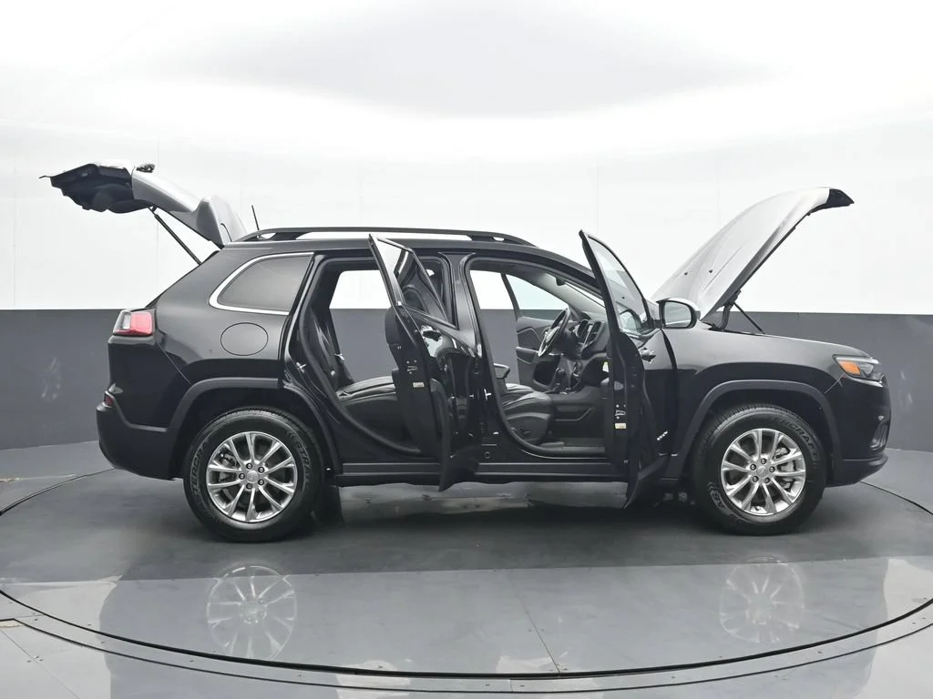 Used 2022 Black Jeep Latitude Lux image 36