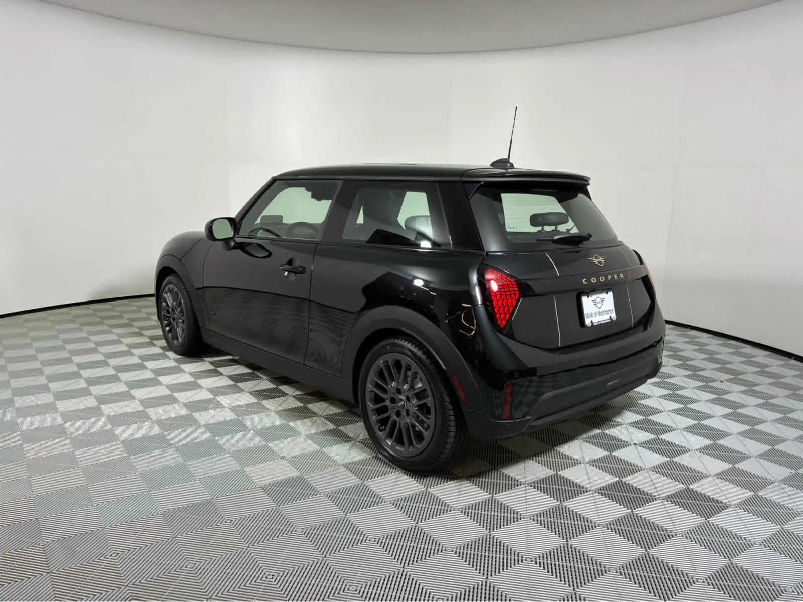 New 2026 Midnight Black II Metallic MINI Iconic image 5