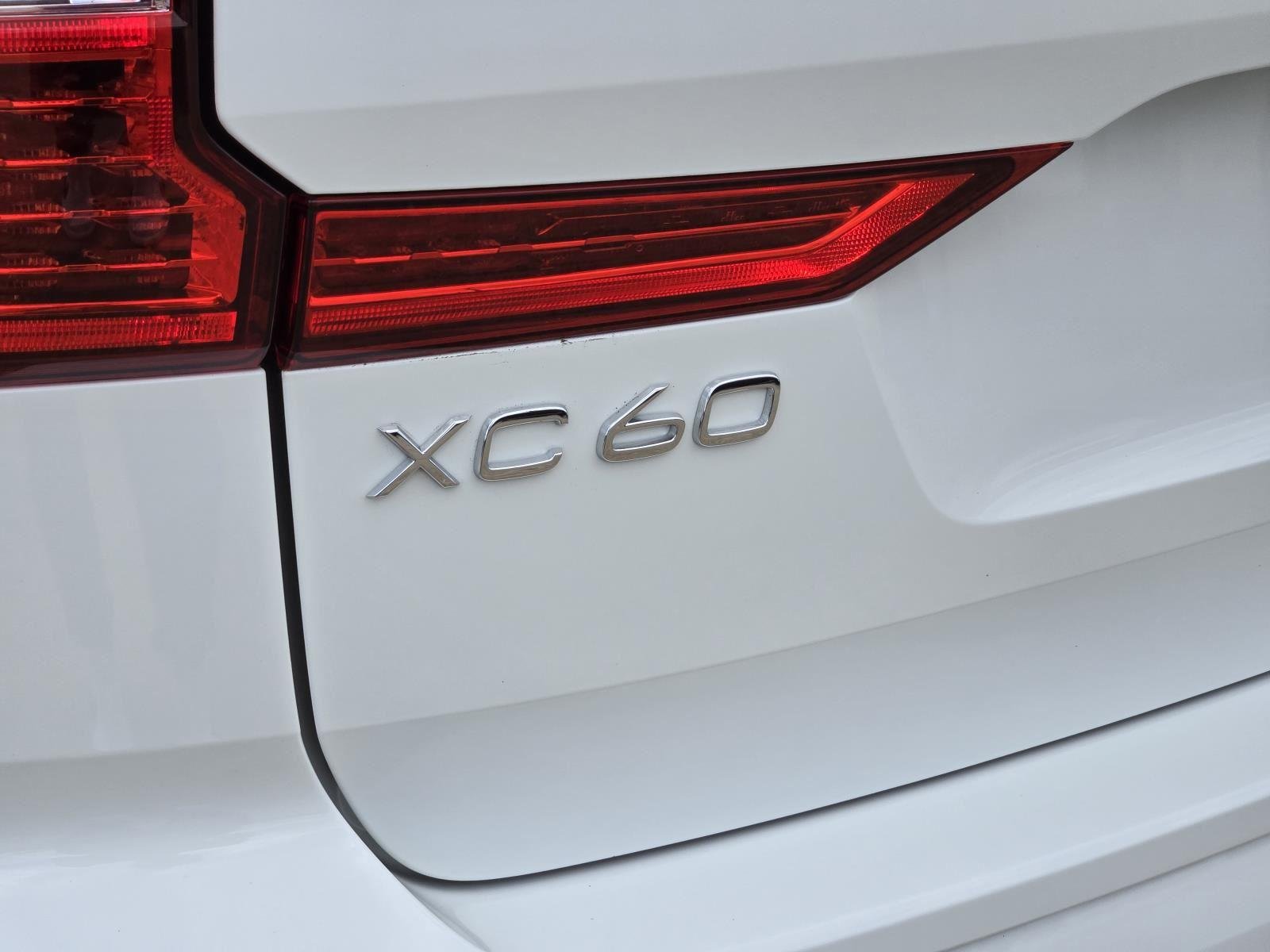 Used 2020 Ice White Volvo Momentum image 8