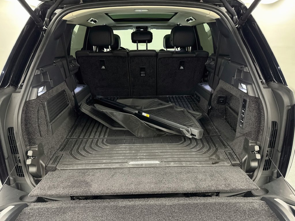 Certified Used 2025 Black Land Rover SE image 27