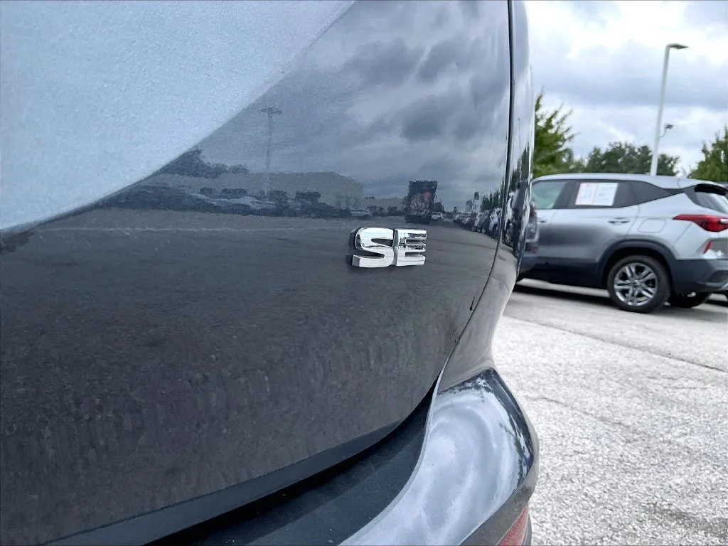 Used 2024 Gray Mitsubishi SE image 9