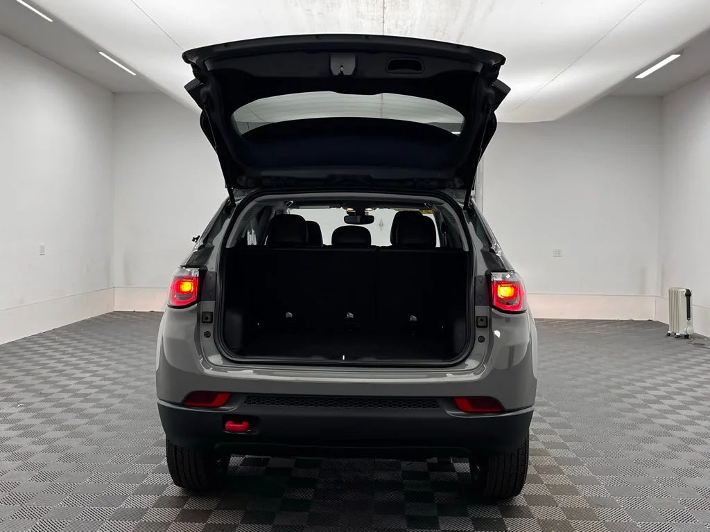 Used 2022 Gray Jeep Trailhawk image 10