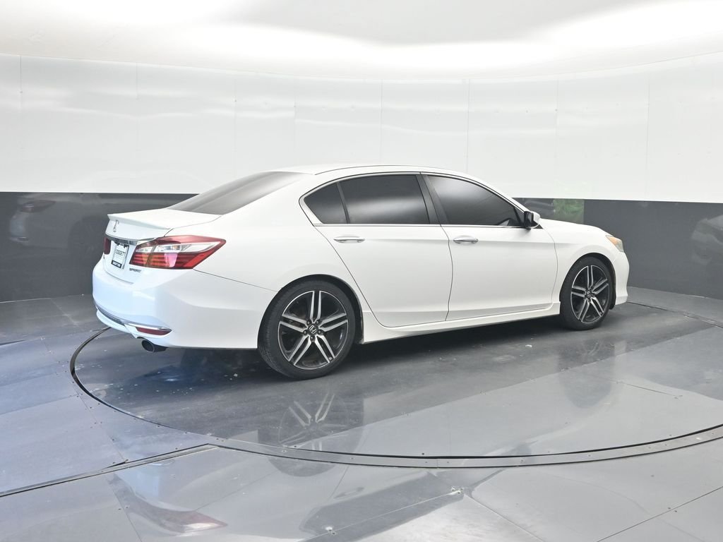 Used 2016  Honda Sport image 15