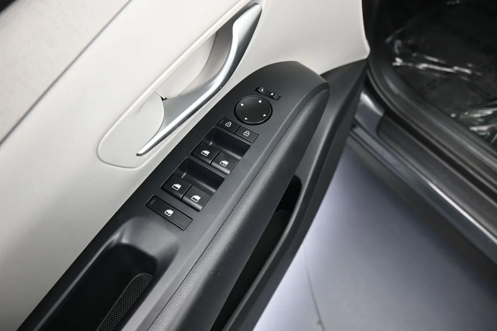 Used 2025 Ecotronic Gray Hyundai SEL Convenience image 13