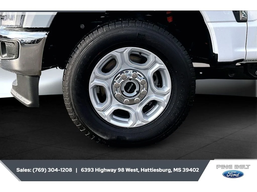 New 2026 Oxford White Ford F-250® XLT image 7
