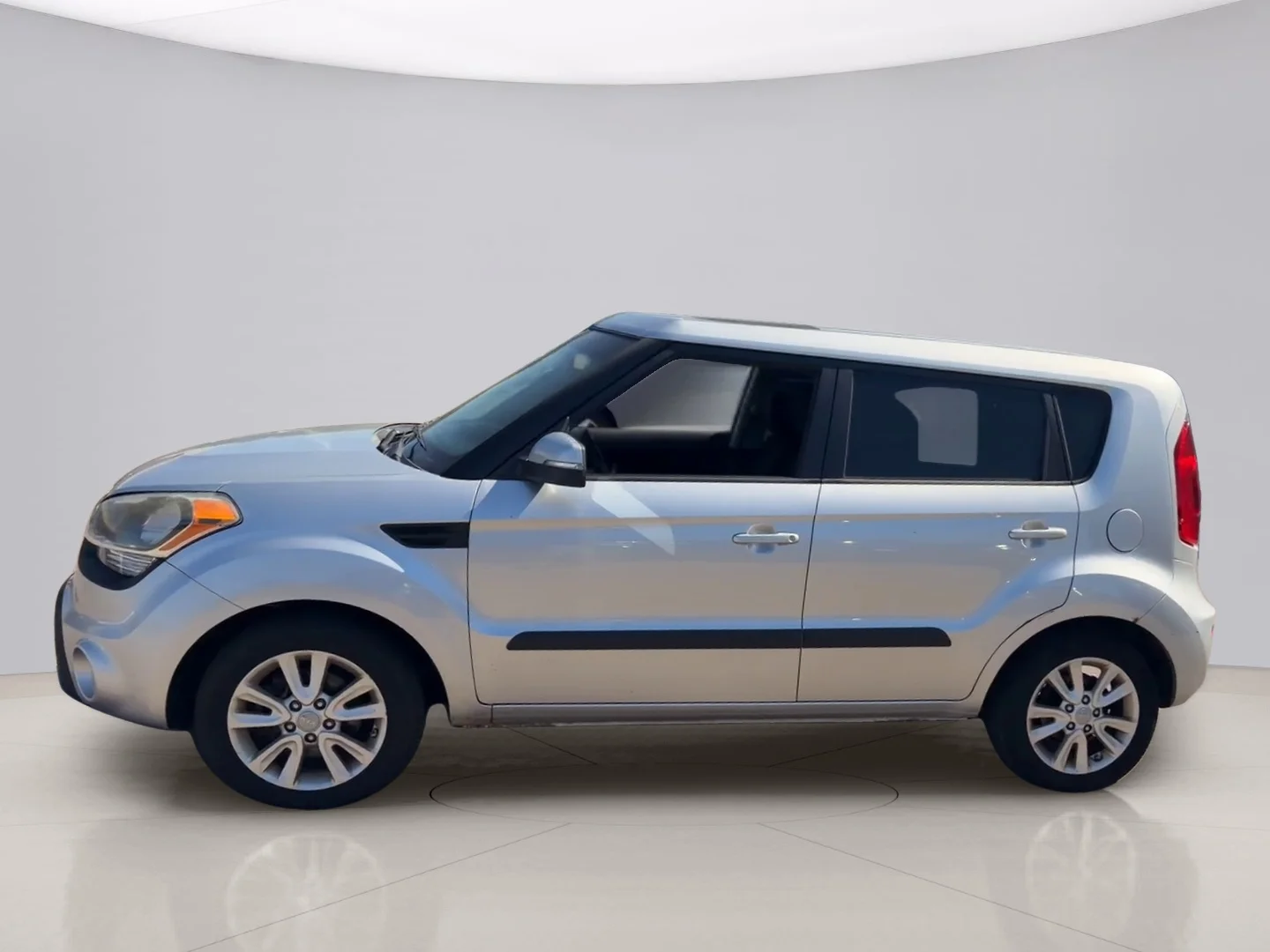 Used 2013 Silver Kia ! WAGON image 2