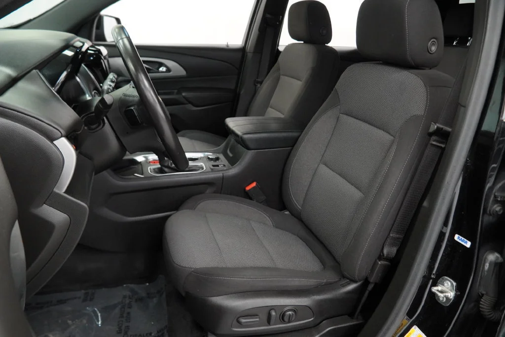 Certified Used 2022 MOSAIC BLACK METALLIC Chevrolet LT Cloth image 4