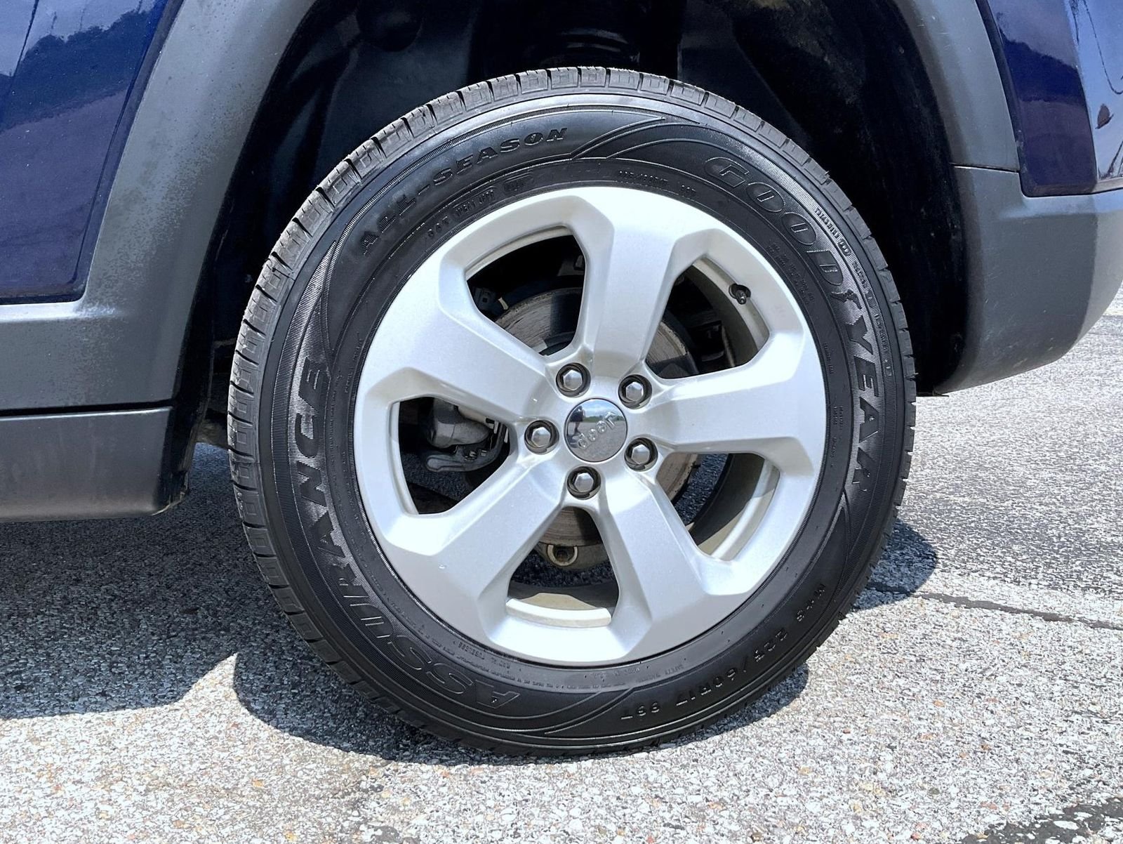Used 2019 Blue Jeep Latitude image 22