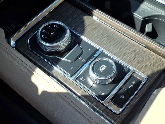 Used 2024  Ford Limited image 13
