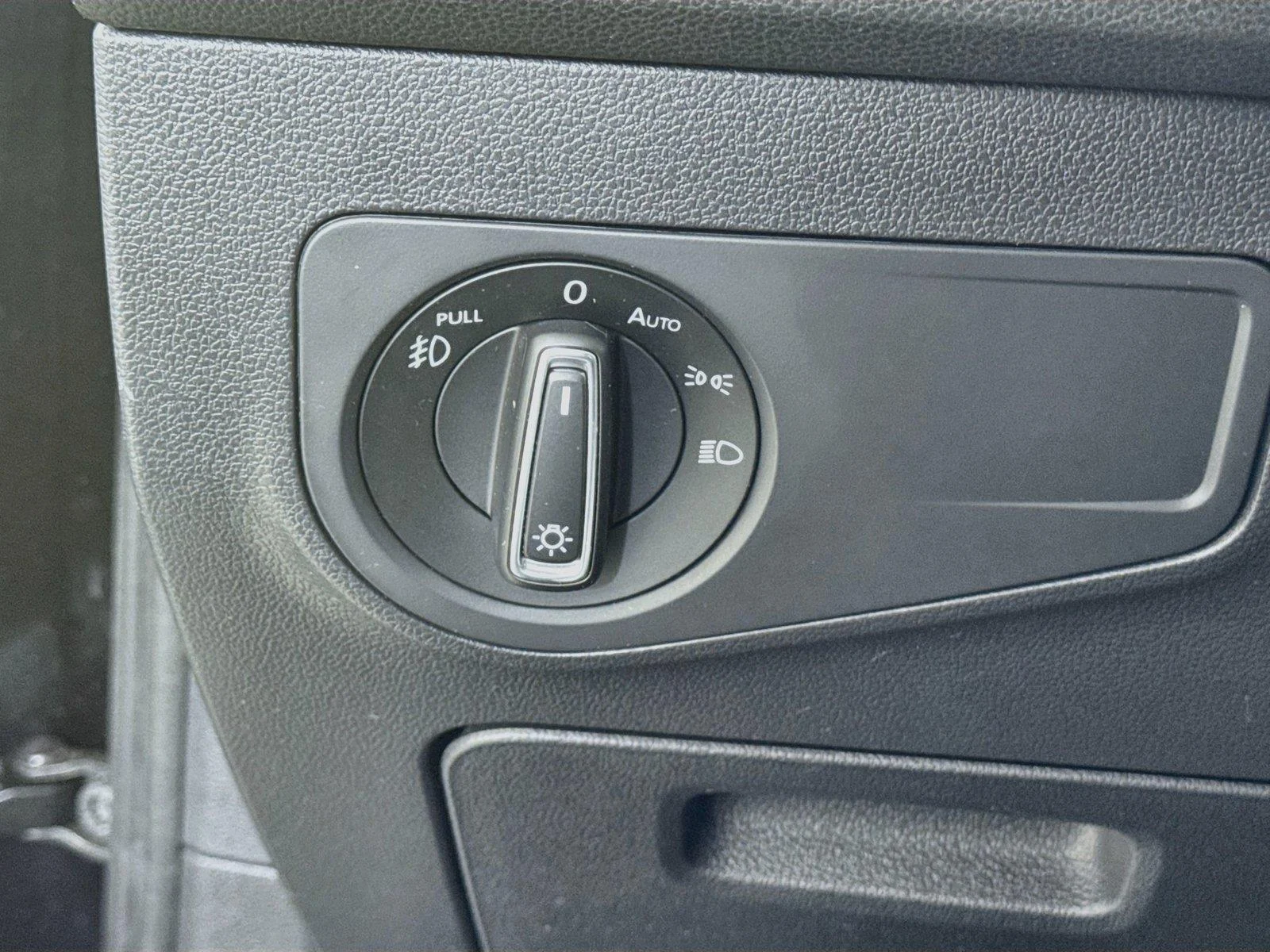 Used 2018 Deep Black Pearl Metallic Volkswagen SE image 10