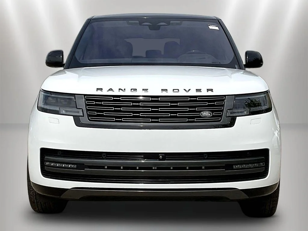 Used 2023 Fuji White Land Rover SE image 2
