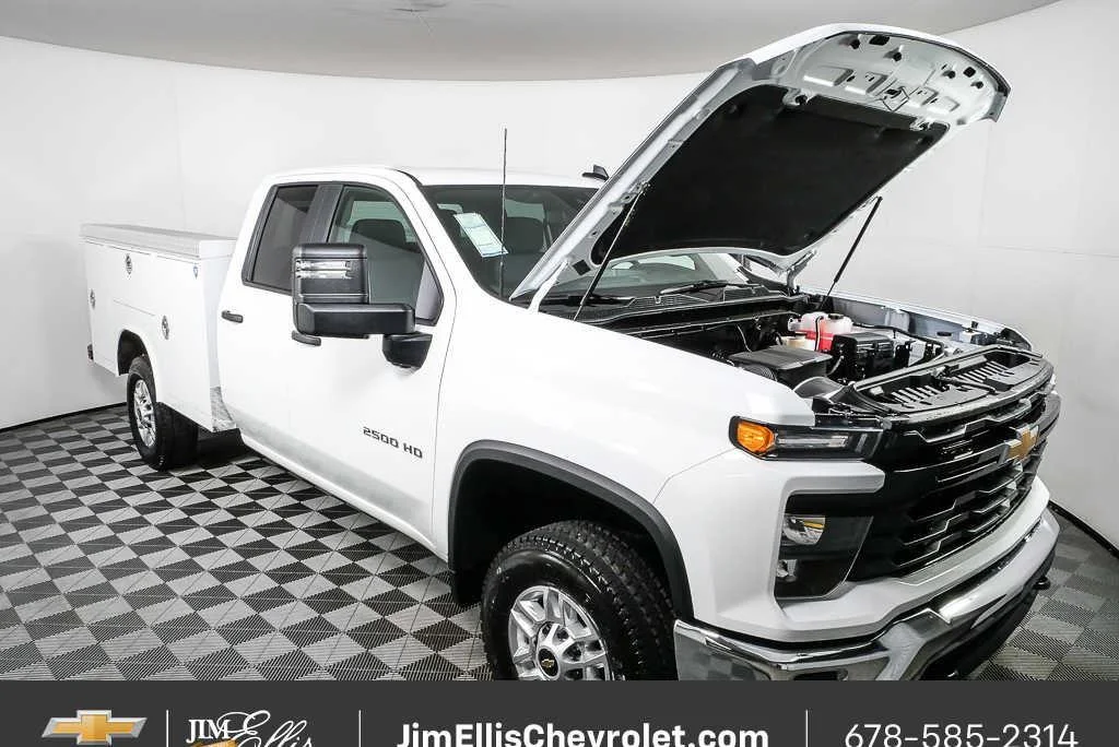 New 2026 Summit White Chevrolet WT image 28