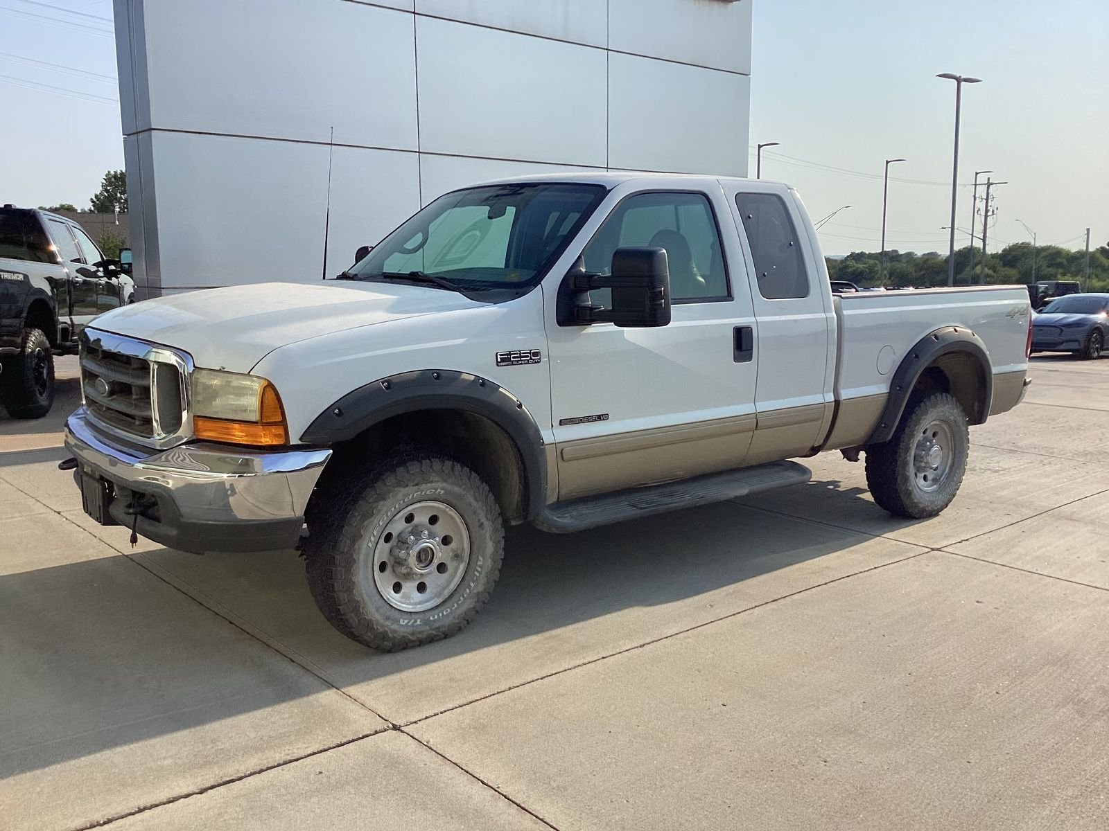 Used 2001 White Ford Lariat image 1