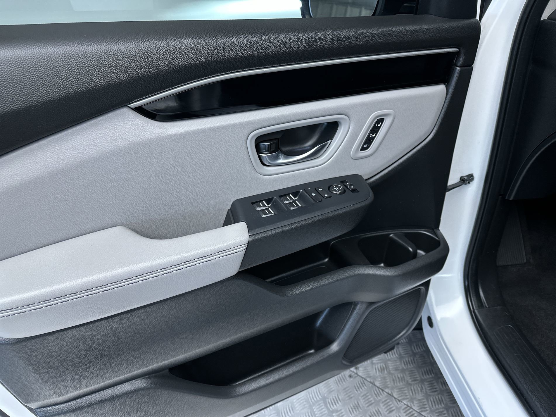 Used 2023 Platinum White Pearl Honda Touring image 15
