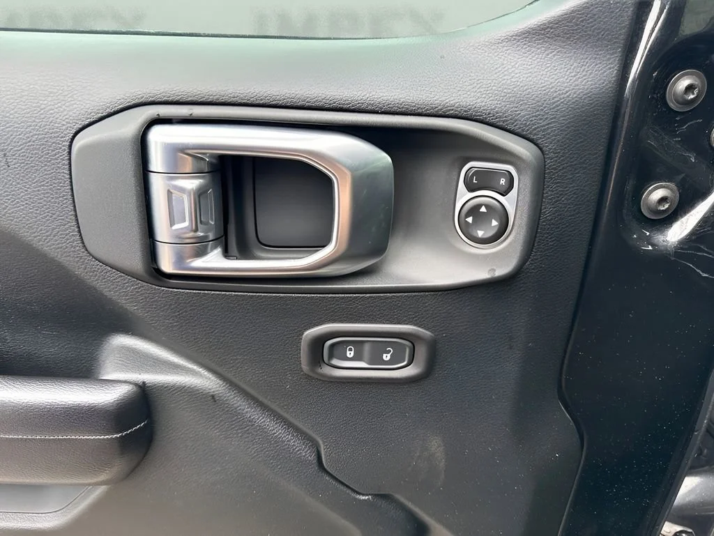 Used 2019  Jeep Rubicon image 26