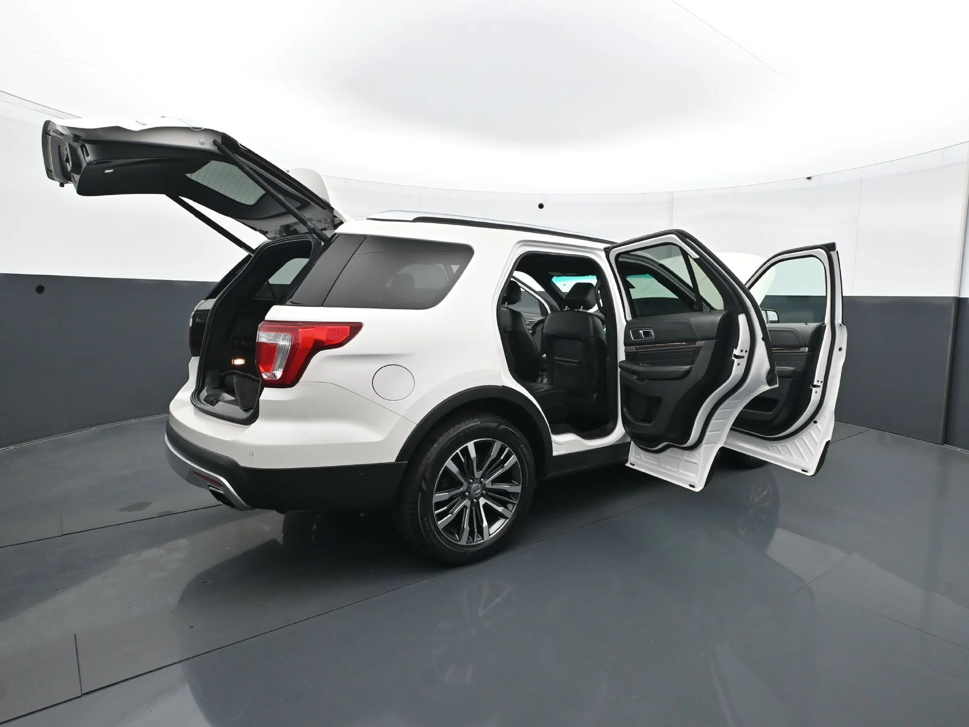 Used 2017  Ford Platinum image 35