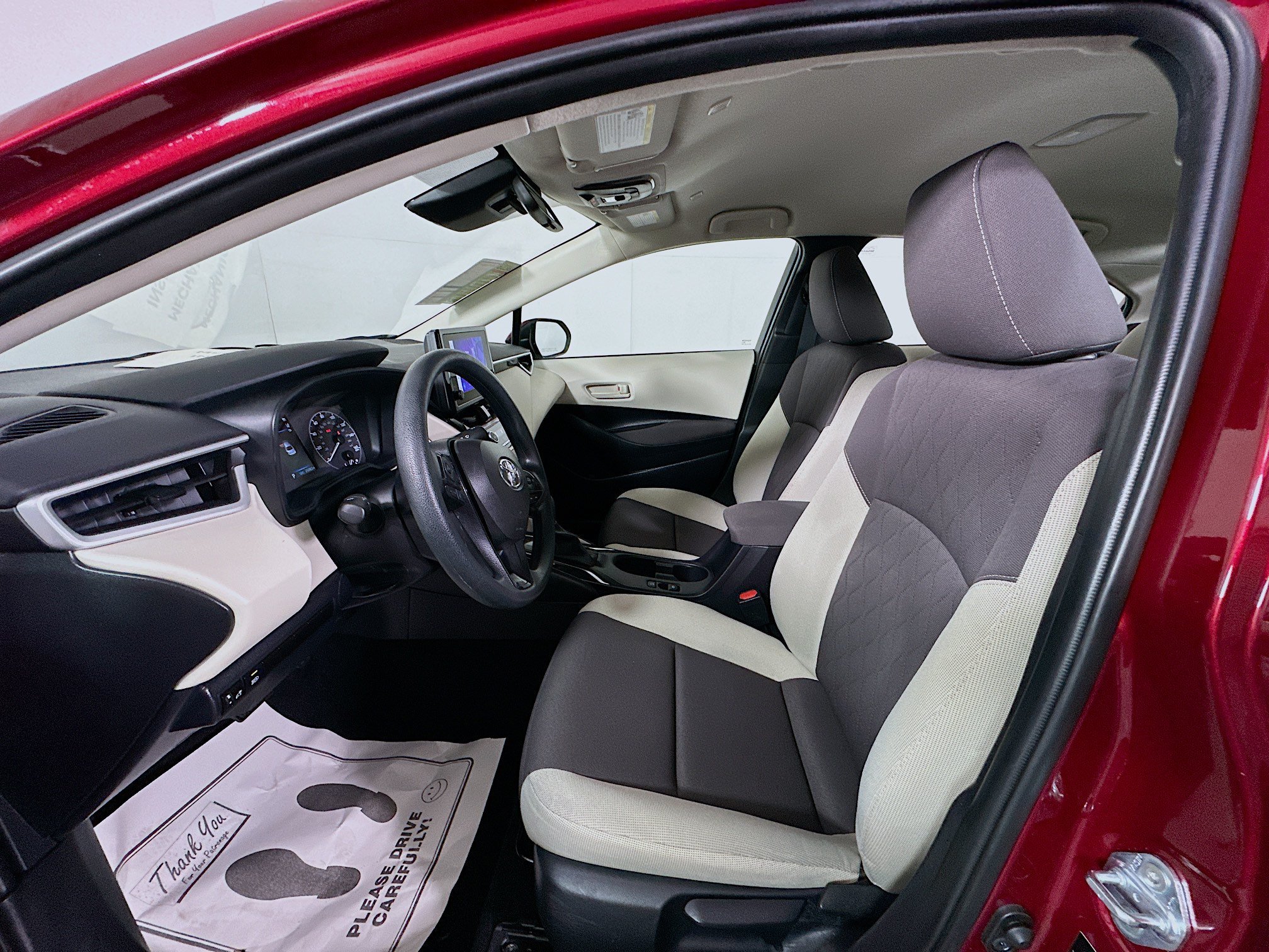 Used 2025 Pearl Toyota LE image 5