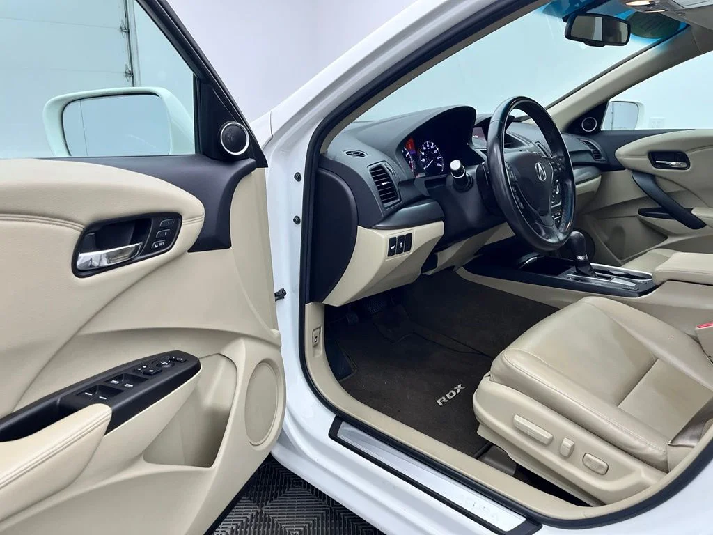 Used 2018  Acura Base image 18