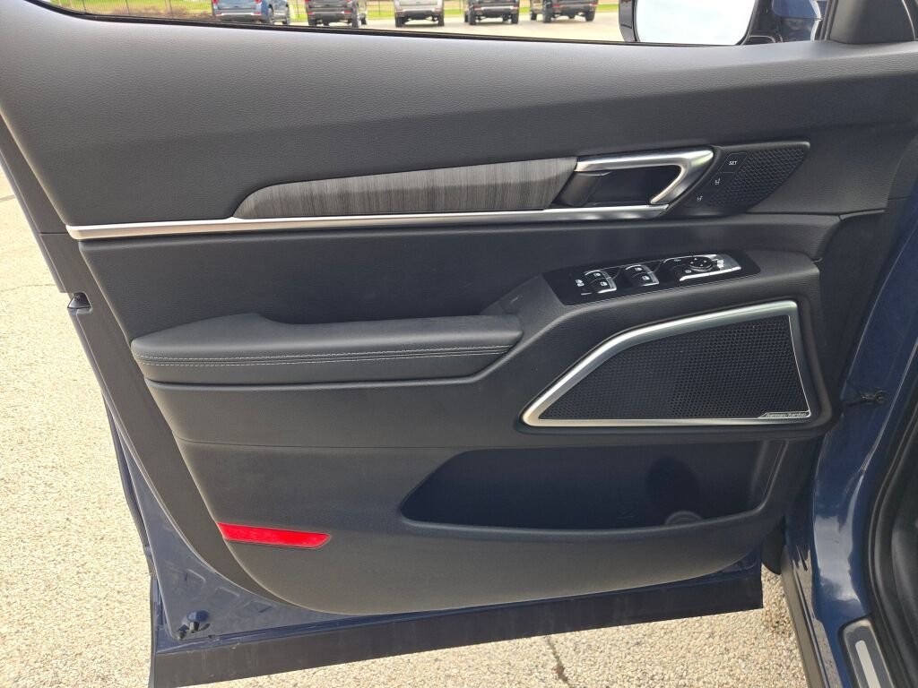 Used 2023 Black Kia SX X-Line image 22