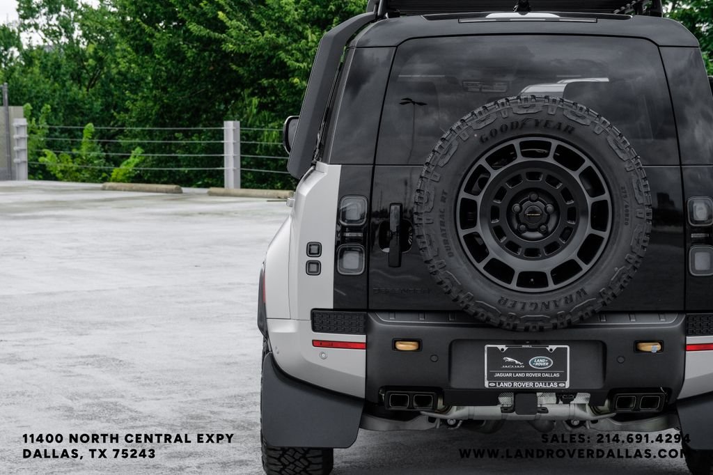 New 2026 Borasco Grey Metallic Land Rover OCTA image 52