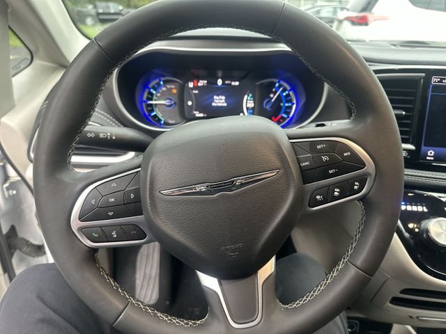 Used 2024 White Chrysler Select image 13