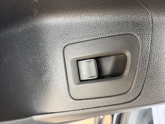 Used 2018  Volkswagen SEL image 11